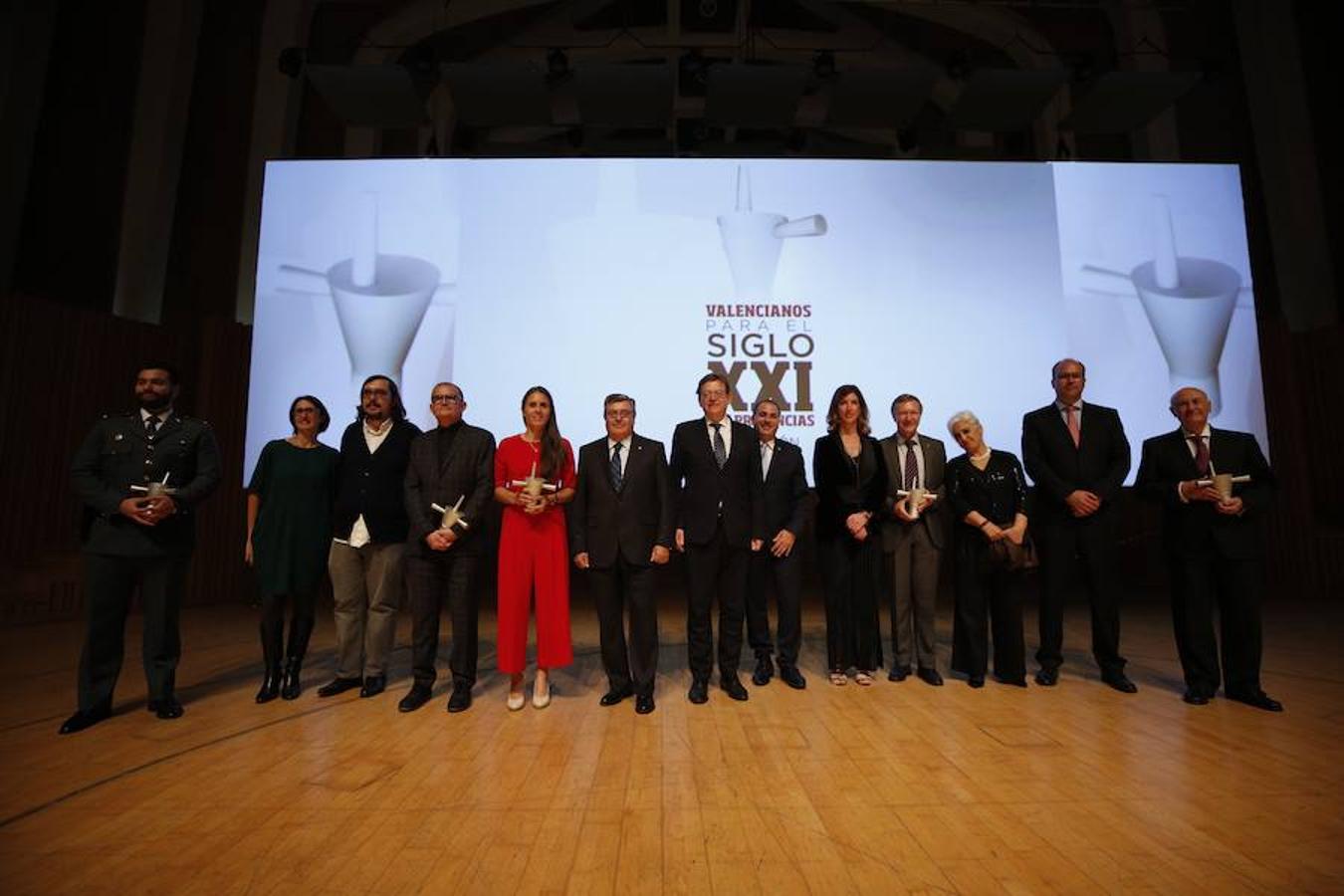 Los premiados posan junto al President de la Generalitat, Ximo Puig. 