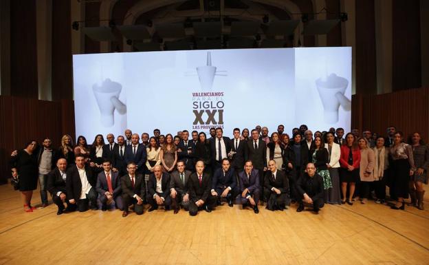 Tras la gala, la familia de Grimaldo, periodistas de LAS PROVINCIAS y amigos de la subdirectora se hicieron una fotografía de recuerdo y homenaje.