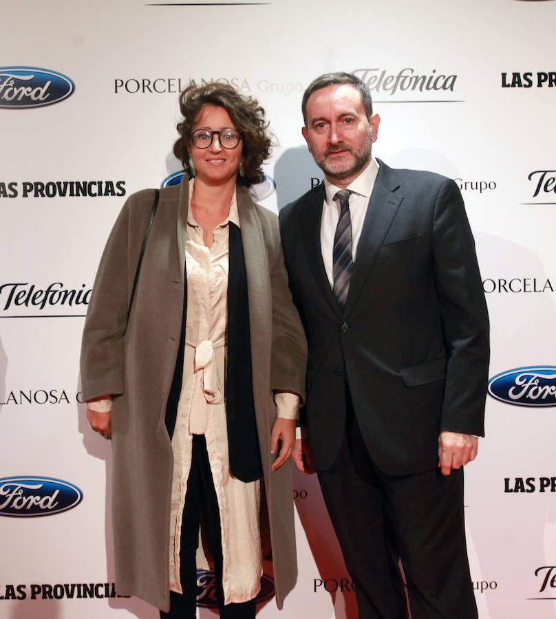 El director académico de Barreira Arte + Diseño, Enrique Fernández con María Martín, del departamento de moda.