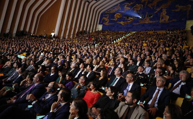 La sala Auditori del Palau de les Arts Reina Sofia se llenó de principio a fin hasta completar su aforo con representantes de la clase política y de entidades y colectivos de la sociedad valenciana.