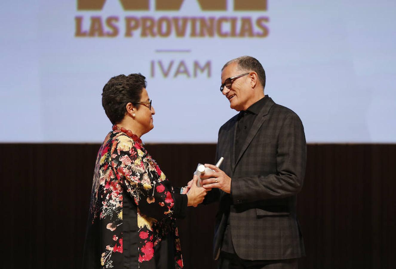 IVAM | Laura Garcés, redactora de Cultura de LAS PROVINCIAS, con el director del IVAM, José Miguel G. Cortés.