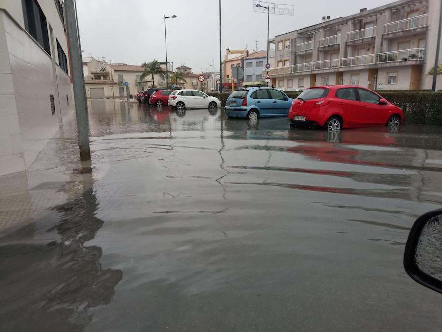 En doce horas se registrado hasta 300 litros por metro cuadrado en Ador, 285,2 litros en la localidad de Rótova; 213,4 en Barx; en La Font d'en Carròs, 157; 144,2 en Villalonga; y 134 en Pinet.