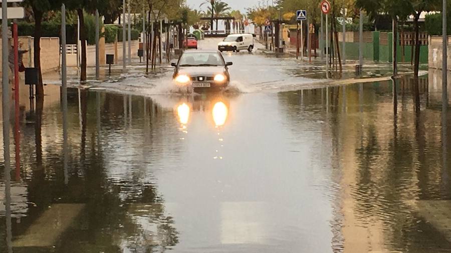 En doce horas se registrado hasta 300 litros por metro cuadrado en Ador, 285,2 litros en la localidad de Rótova; 213,4 en Barx; en La Font d'en Carròs, 157; 144,2 en Villalonga; y 134 en Pinet.