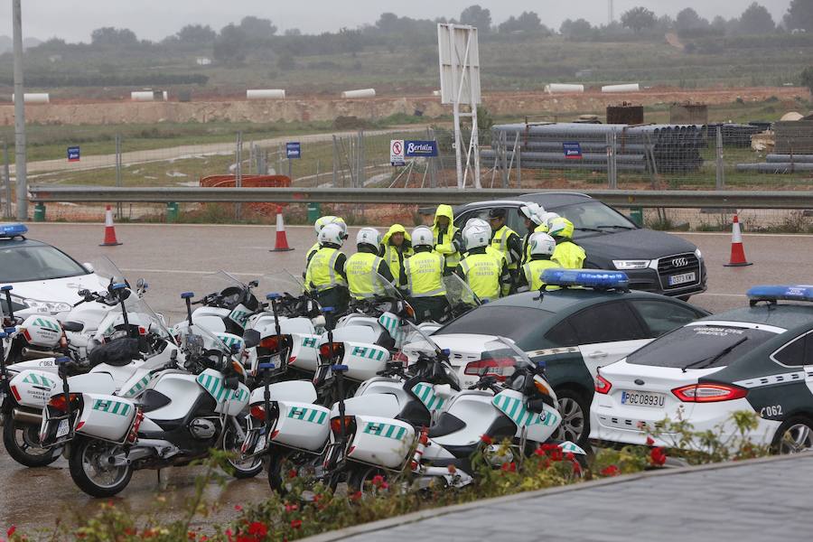 Los aficionados empiezan a llegar al Circuito Ricardo Tormo en una jornada marcada por las precipitaciones. Desde las 9 horas y hasta las 15.50 se celebran, durante este viernes, los primeros entrenamientos libres del Gran Premio de Motociclismo de la Comunitat Valenciana.