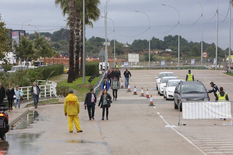 Los aficionados empiezan a llegar al Circuito Ricardo Tormo en una jornada marcada por las precipitaciones. Desde las 9 horas y hasta las 15.50 se celebran, durante este viernes, los primeros entrenamientos libres del Gran Premio de Motociclismo de la Comunitat Valenciana.