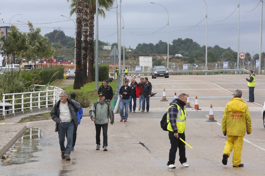 Los aficionados empiezan a llegar al Circuito Ricardo Tormo en una jornada marcada por las precipitaciones. Desde las 9 horas y hasta las 15.50 se celebran, durante este viernes, los primeros entrenamientos libres del Gran Premio de Motociclismo de la Comunitat Valenciana.