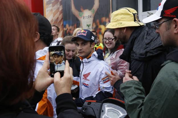 Dani Pedrosa, en el paddock del Ricardo Tormo rodeado de aficionados.