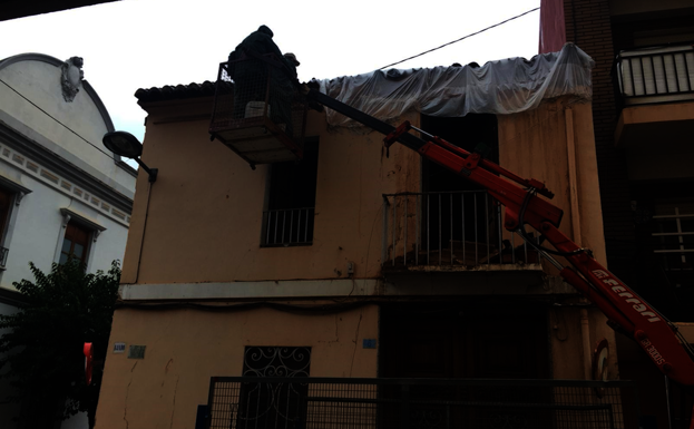 Cae la cornisa de una casa en Albal