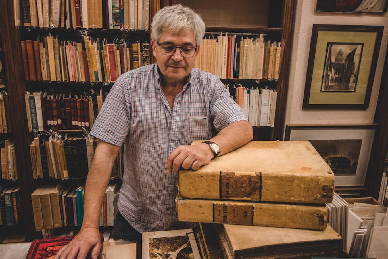 En Valencia existen dos lugares en los que aún se respira ese aliento de ilusión y optimismo por el formato de papel. La librería Anticuario Rafael Solaz y El Asilo del Libro, dos enclaves únicos en la ciudad ubicados en pleno barrio del Mercado, en los que los amantes de la lectura pueden sumergirse horas y perder la noción del tiempo para celebrar el Día de las Librerías. 