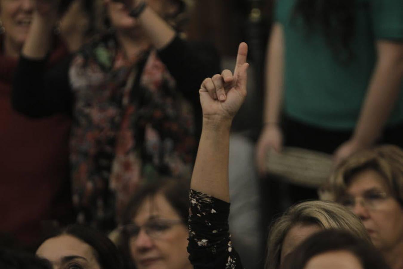 La organización valenciana One Day Yes ha logrado de nuevo su objetivo con la subasta solidaria que se ha celebrado en el Centro Cultural de la Nau. El evento ha reunido a más de 300 valencianos que quisieron colaborar en el proyecto: cubrir el coste del programa de nutrición de los niños de la escuela Twashukuru Nursery School en Lamu (Kenia). La sociedad valenciana se volcó con este evento. La obra del artista valenciano Nassio Bayarrri fue la que consiguió la puja más alta de toda la noche.