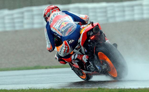 Marc Márquez, durante los entrenamientos libres bajo la lluvia.