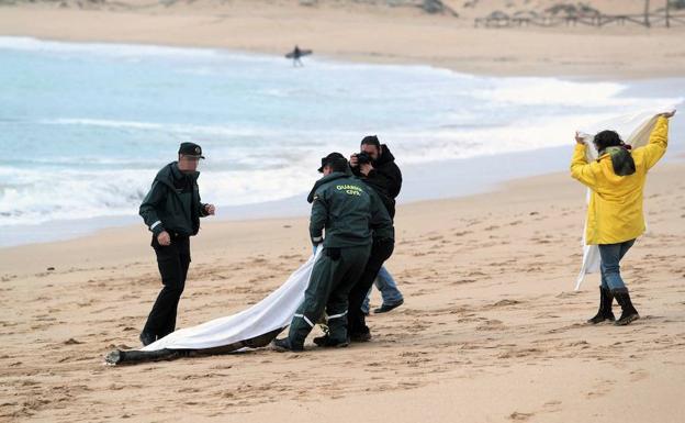 La Guardia Civil retira uno de los cadáveres de los inmigrantes desaparecidos en aguas de Cádiz.