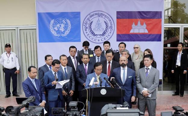 El vice primer ministro permanente de Camboya, Bin Chhin, y el secretario general adjunto para Asuntos Jurídicos de la ONU, Miguel de Serpa Soares, valoran la condena contra los últimos líderes vivos del Jemer Rojo.