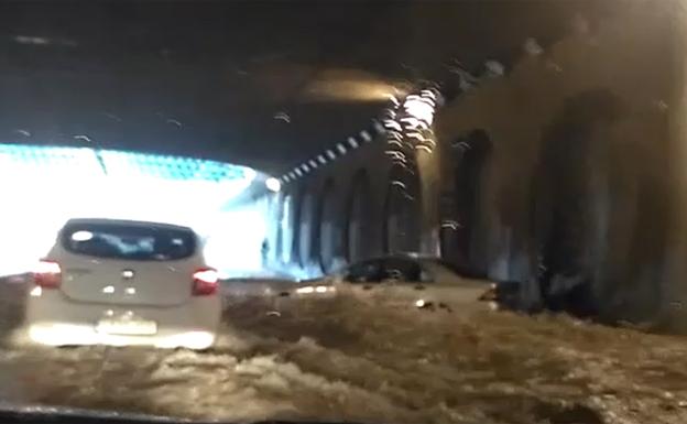 El túnel de la ronda norte de Valencia inundado y con coches atrapados.