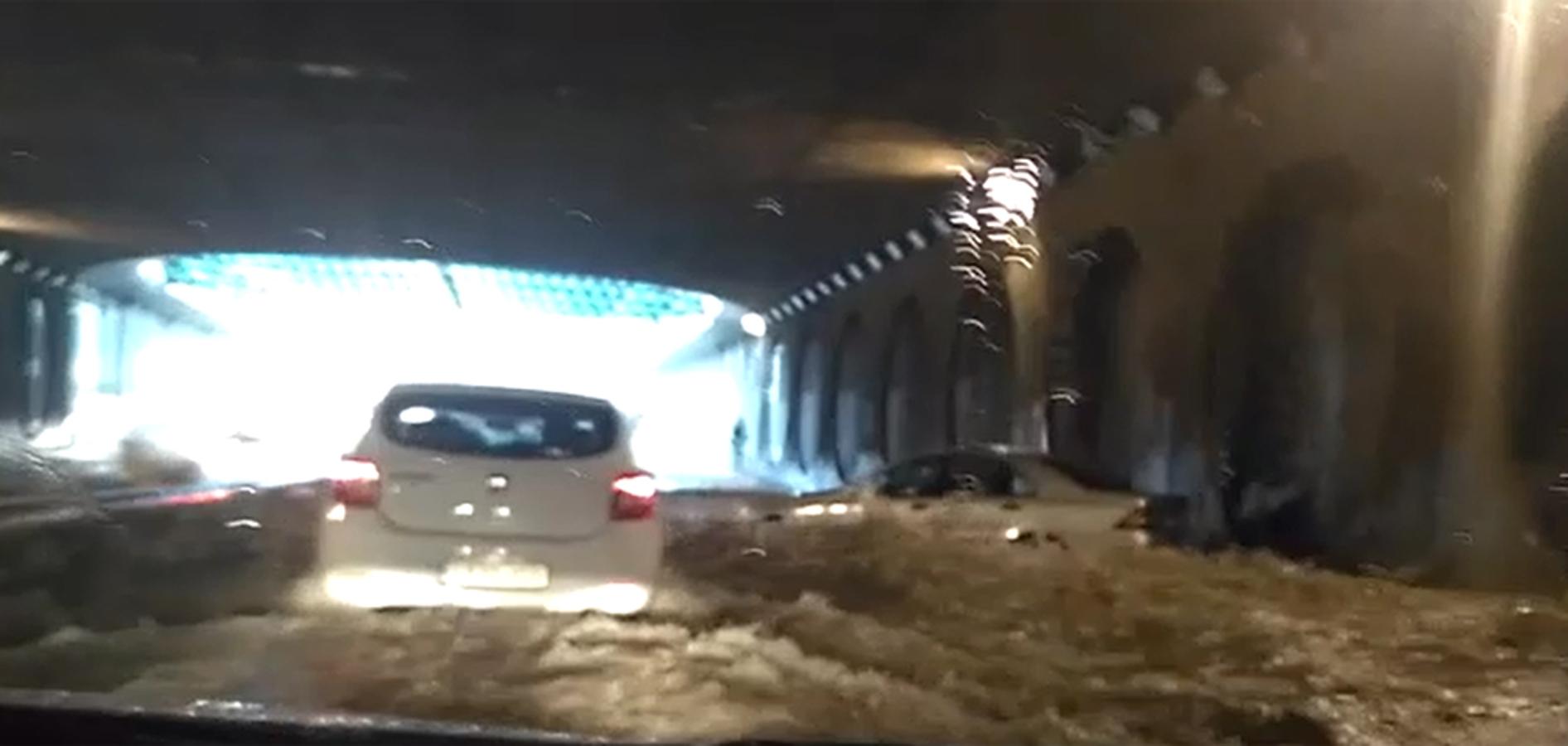 Túnel de la ronda norte de Valencia (avenida Hermanos Machado), inundado y con un coche atrapado.