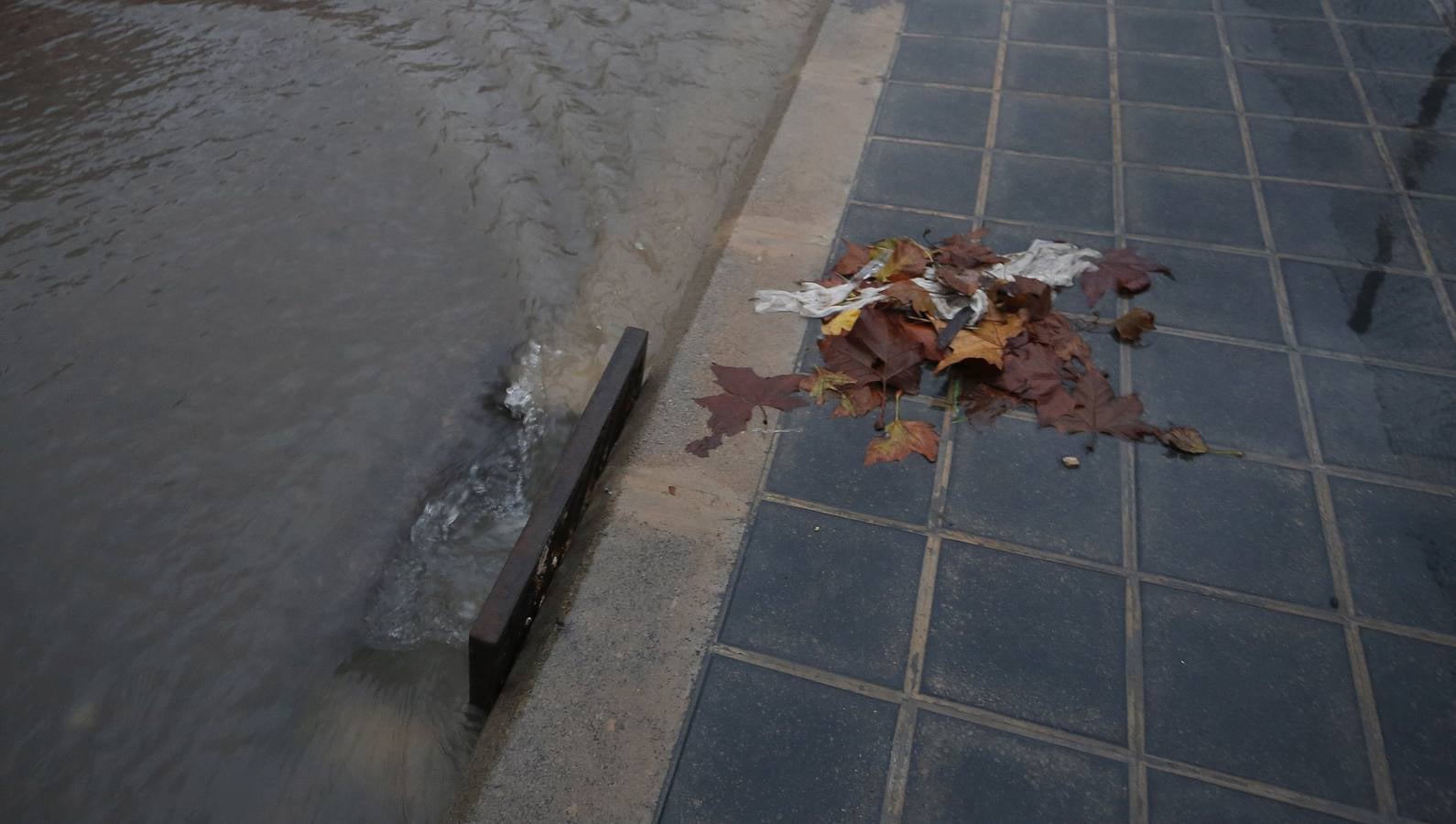 La lluvia descarga con fuerza sobre la capital del Turia durante el mediodía de este viernes