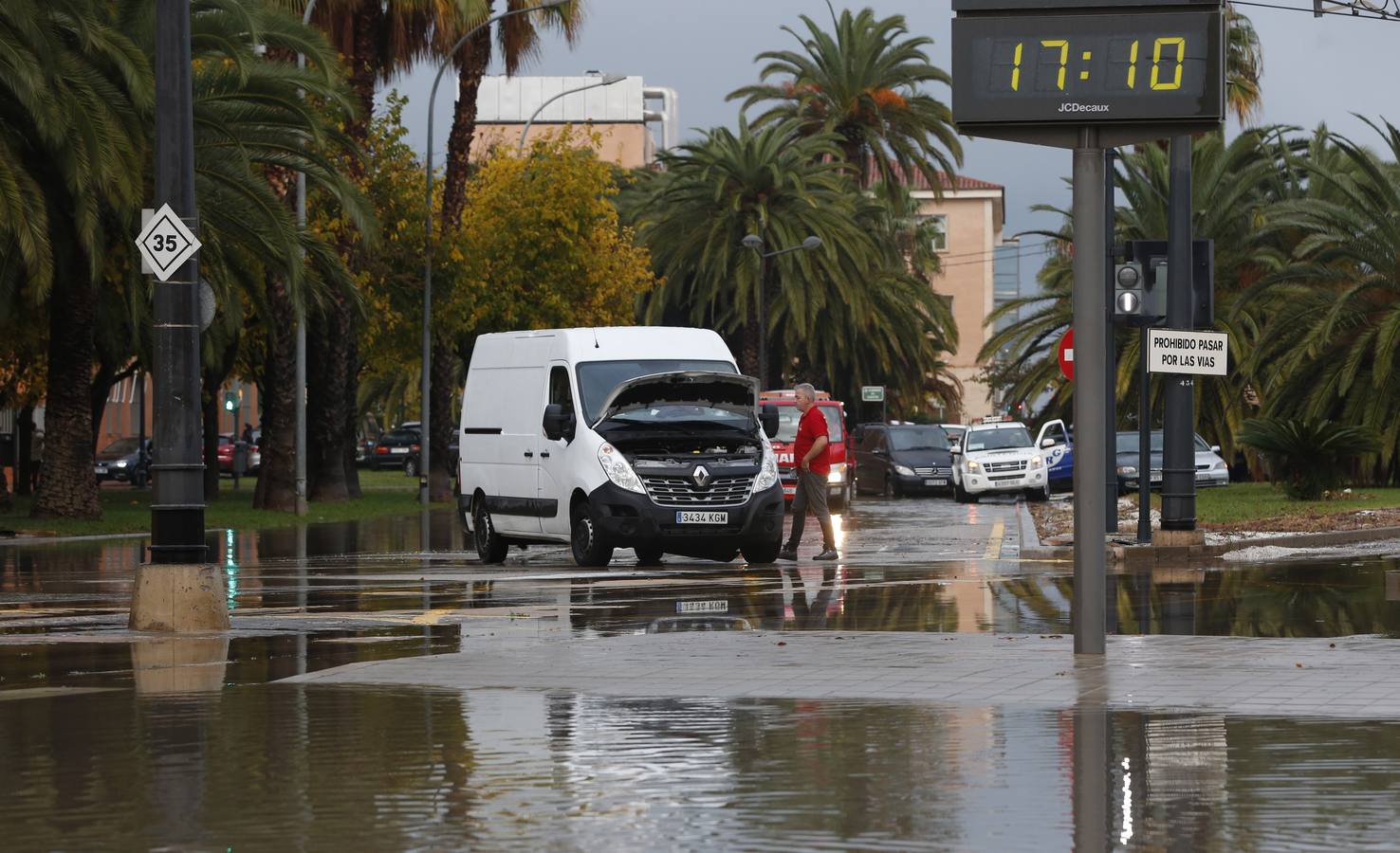 La lluvia descarga con fuerza sobre la capital del Turia durante el mediodía de este viernes