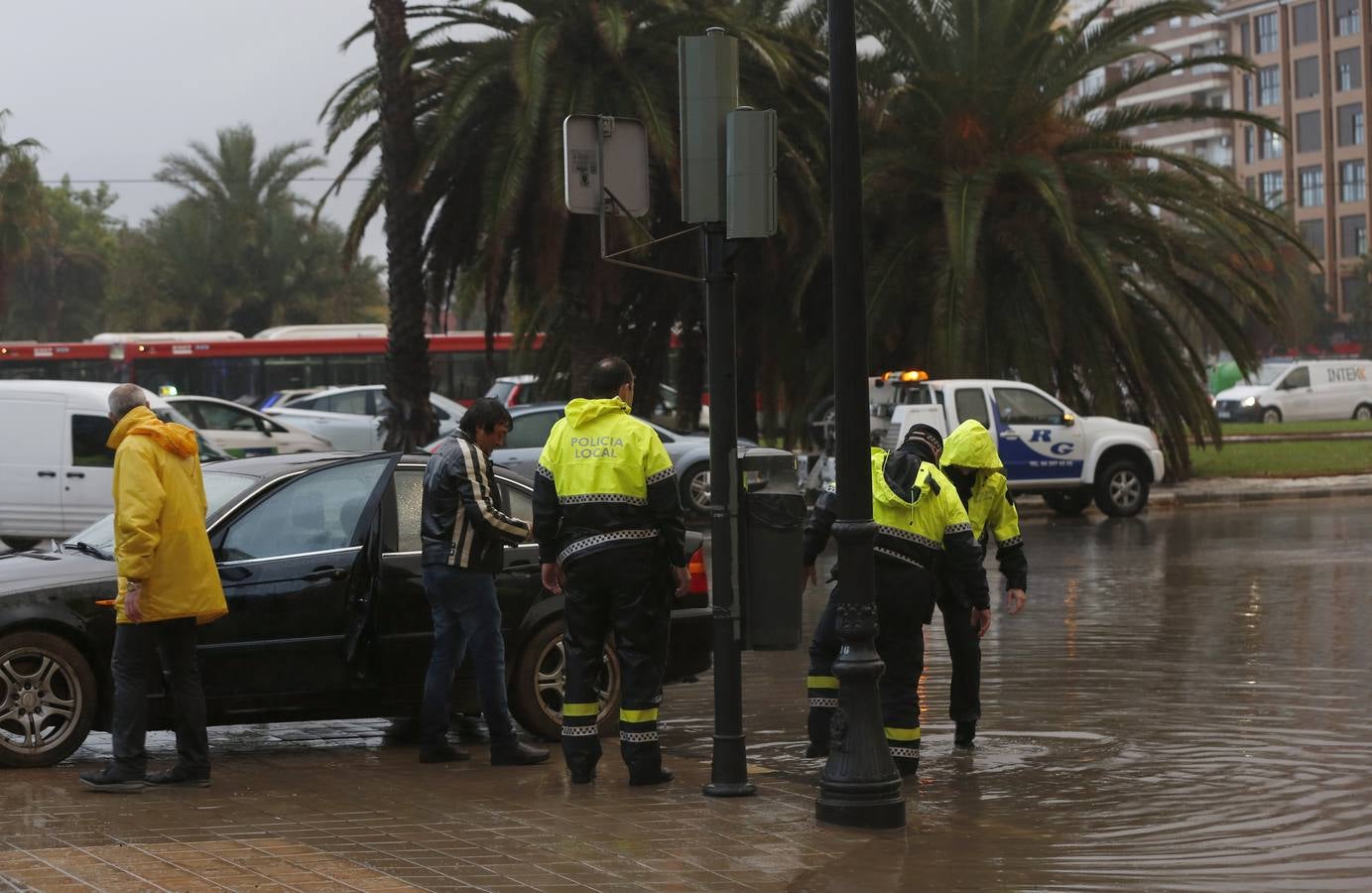 La lluvia descarga con fuerza sobre la capital del Turia durante el mediodía de este viernes