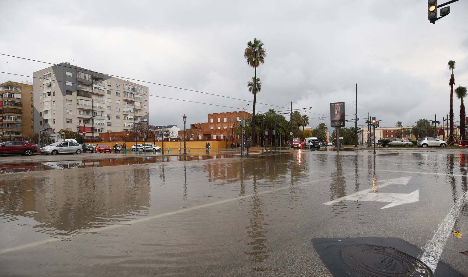 La lluvia descarga con fuerza sobre la capital del Turia durante el mediodía de este viernes