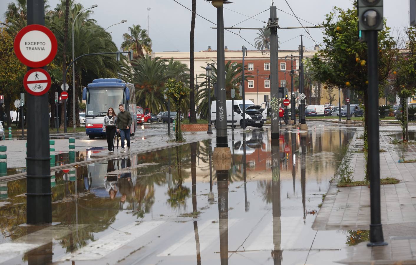 La lluvia descarga con fuerza sobre la capital del Turia durante el mediodía de este viernes