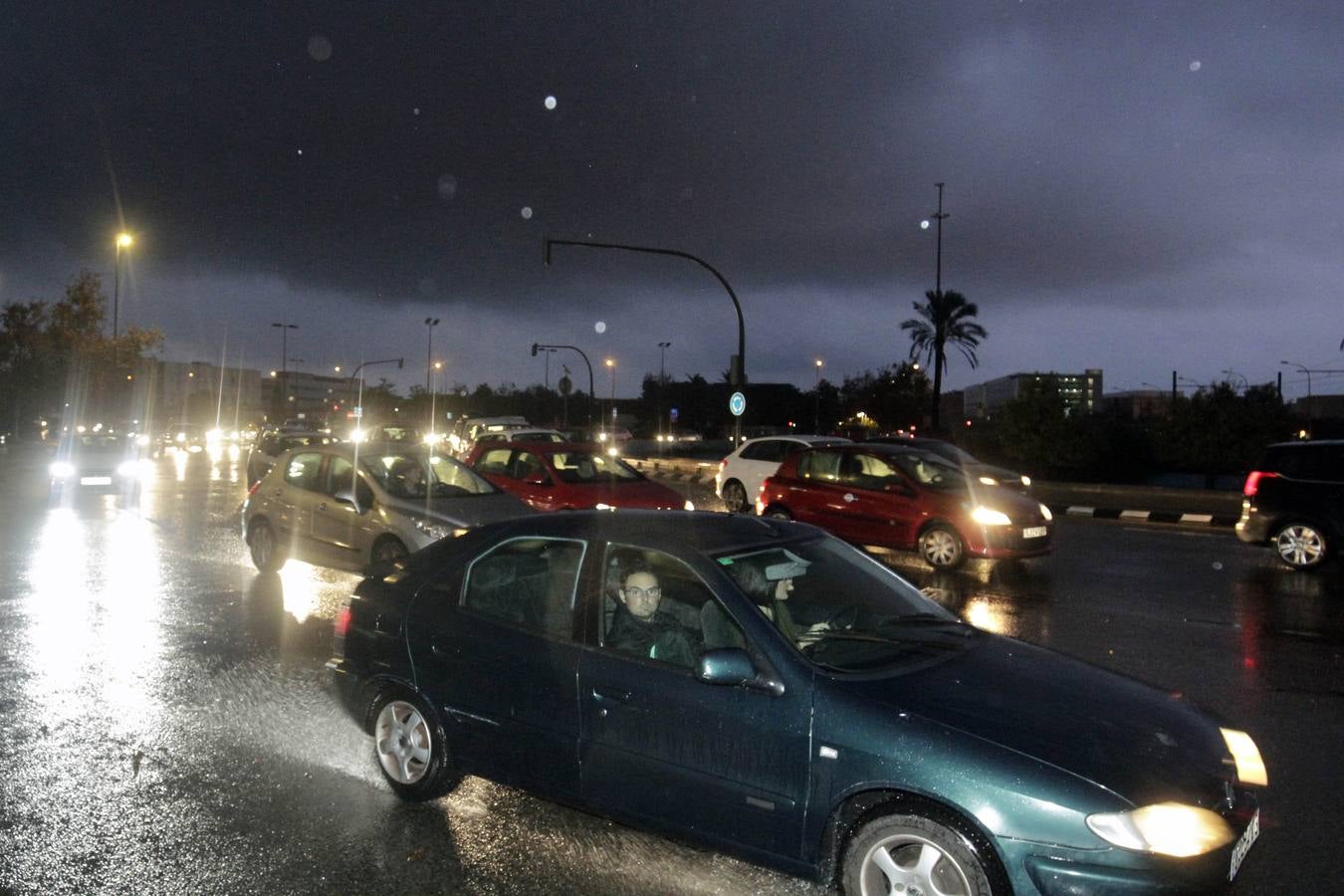 La lluvia descarga con fuerza sobre la capital del Turia durante el mediodía de este viernes