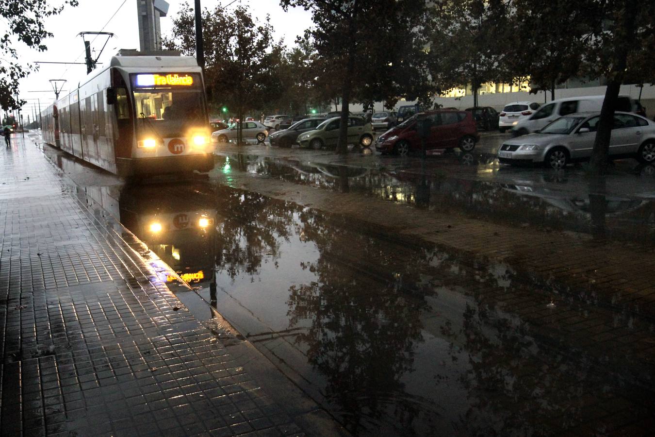 La lluvia descarga con fuerza sobre la capital del Turia durante el mediodía de este viernes