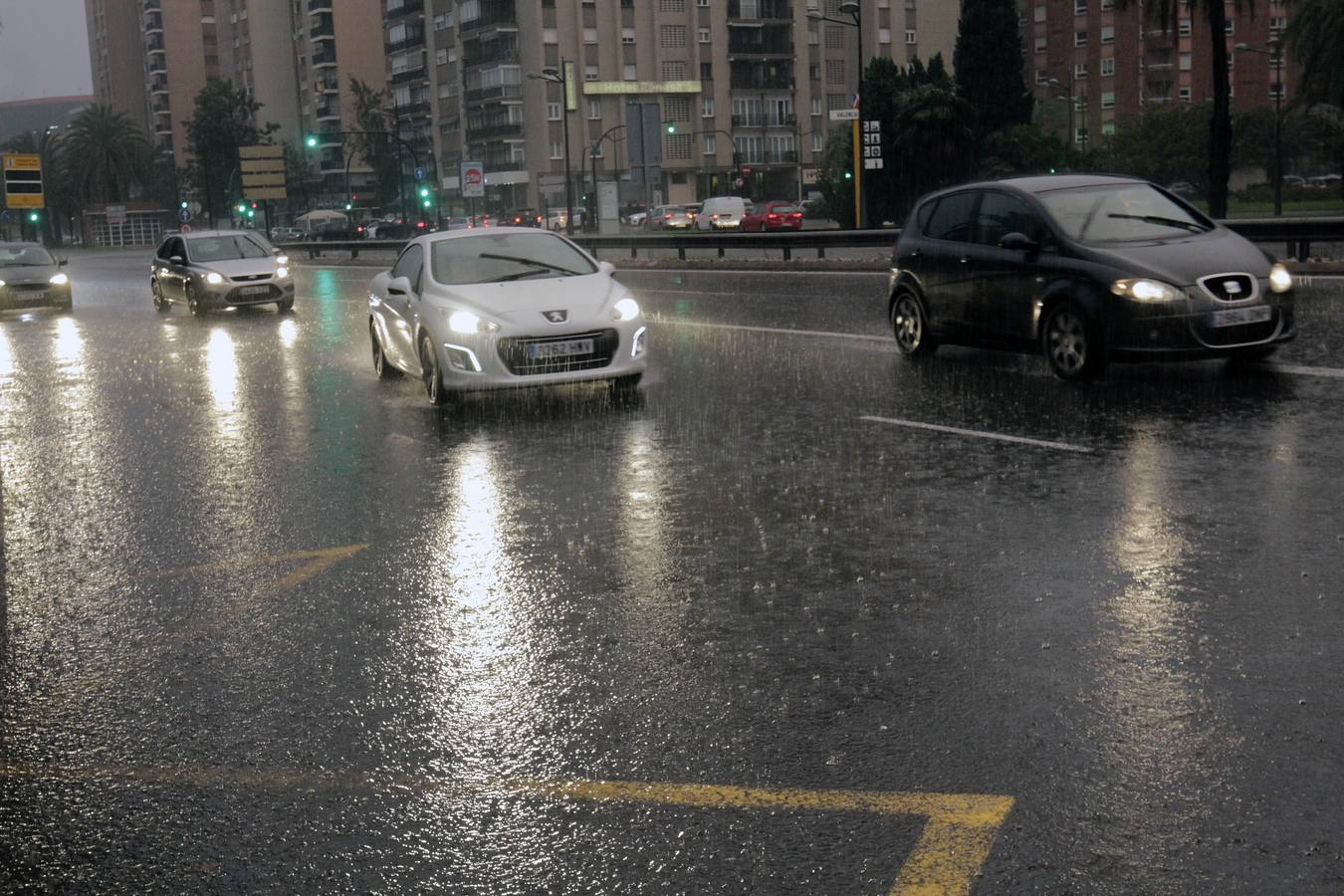 La lluvia descarga con fuerza sobre la capital del Turia durante el mediodía de este viernes