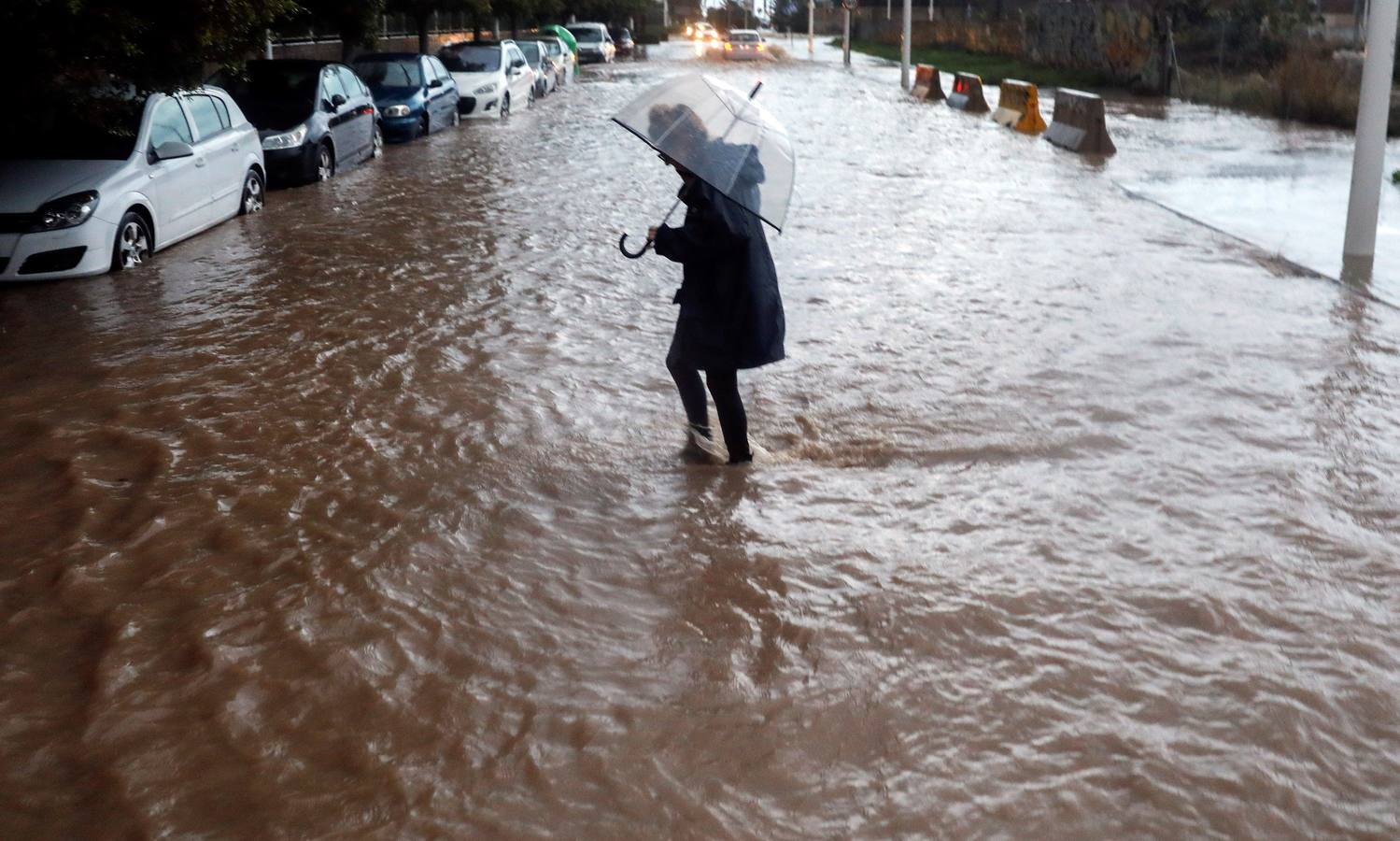 La lluvia descarga con fuerza sobre la capital del Turia durante el mediodía de este viernes