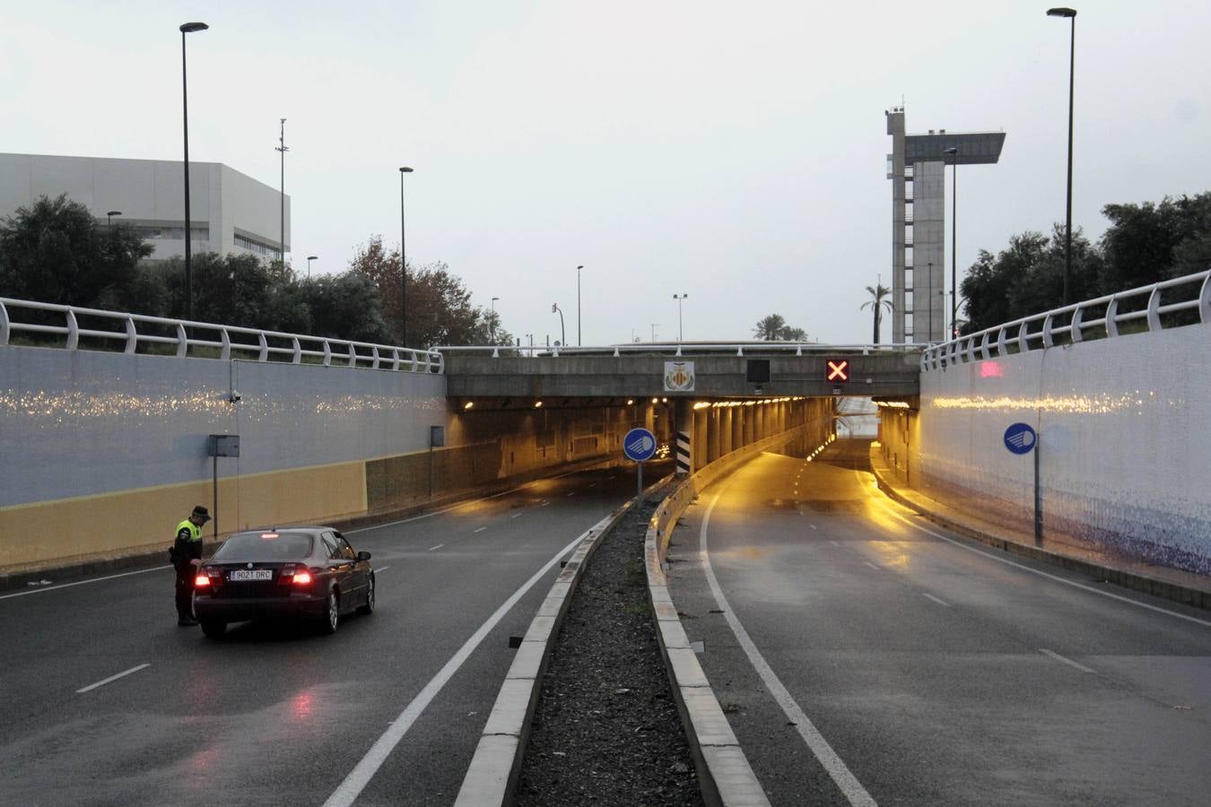 La lluvia descarga con fuerza sobre la capital del Turia durante el mediodía de este viernes