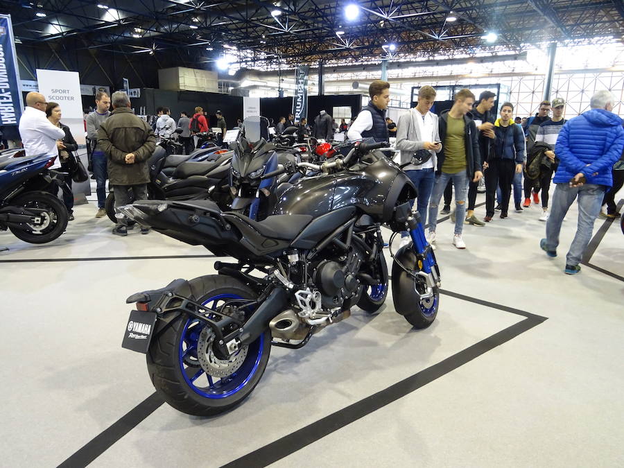 Las ferias 2Ruedas y VLC Bikes han comenzado este viernes en Feria Valencia con un escaparate que este año dispone de una oferta de más de 1.600 motos y bicis de un centenar de marcas, un 23 % más que en la anterior edición. Entre las novedades de este año, los organizadores han destacado la apuesta de muchas marcas por la movilidad eléctrica, como la de la asiática NIU, que presenta en exclusiva su nuevo modelo, o la nueva Vespa eléctrica.