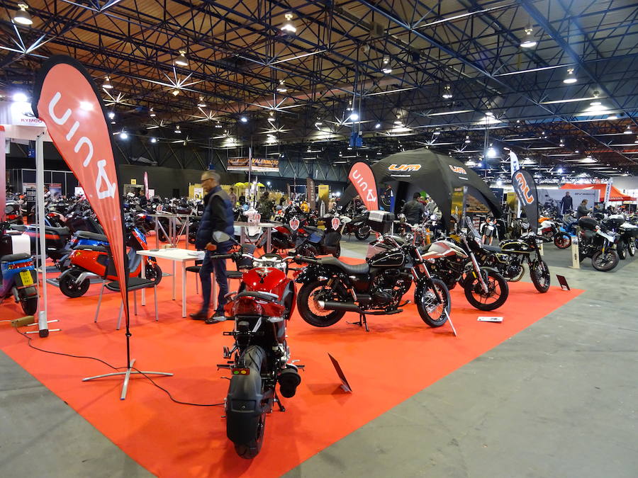 Las ferias 2Ruedas y VLC Bikes han comenzado este viernes en Feria Valencia con un escaparate que este año dispone de una oferta de más de 1.600 motos y bicis de un centenar de marcas, un 23 % más que en la anterior edición. Entre las novedades de este año, los organizadores han destacado la apuesta de muchas marcas por la movilidad eléctrica, como la de la asiática NIU, que presenta en exclusiva su nuevo modelo, o la nueva Vespa eléctrica.