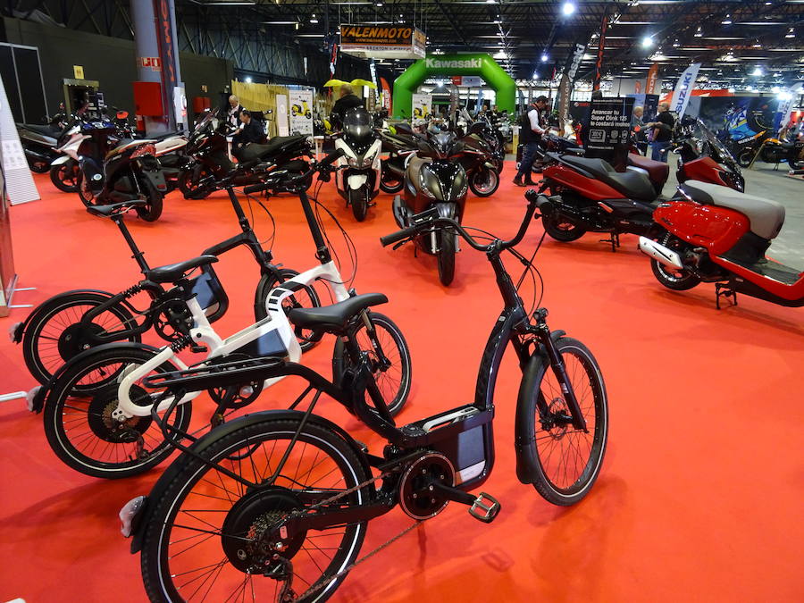 Las ferias 2Ruedas y VLC Bikes han comenzado este viernes en Feria Valencia con un escaparate que este año dispone de una oferta de más de 1.600 motos y bicis de un centenar de marcas, un 23 % más que en la anterior edición. Entre las novedades de este año, los organizadores han destacado la apuesta de muchas marcas por la movilidad eléctrica, como la de la asiática NIU, que presenta en exclusiva su nuevo modelo, o la nueva Vespa eléctrica.