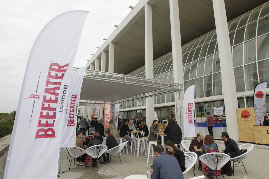 La séptima edición del festival Deleste se celebra este sábado por primera vez en el Palau de la Música. La actuación de Los Planetas es el principal reclamo de una cita musical que cuenta con las actuaciones de Los Punsetes, Sr. Chinarro y La Bien Querida. El público de la mañana ha respaldado la apuesta. 