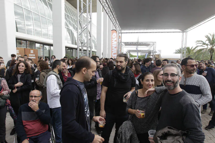 La séptima edición del festival Deleste se celebra este sábado por primera vez en el Palau de la Música. La actuación de Los Planetas es el principal reclamo de una cita musical que cuenta con las actuaciones de Los Punsetes, Sr. Chinarro y La Bien Querida. El público de la mañana ha respaldado la apuesta. 