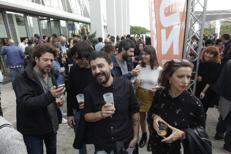 La séptima edición del festival Deleste se celebra este sábado por primera vez en el Palau de la Música. La actuación de Los Planetas es el principal reclamo de una cita musical que cuenta con las actuaciones de Los Punsetes, Sr. Chinarro y La Bien Querida. El público de la mañana ha respaldado la apuesta. 