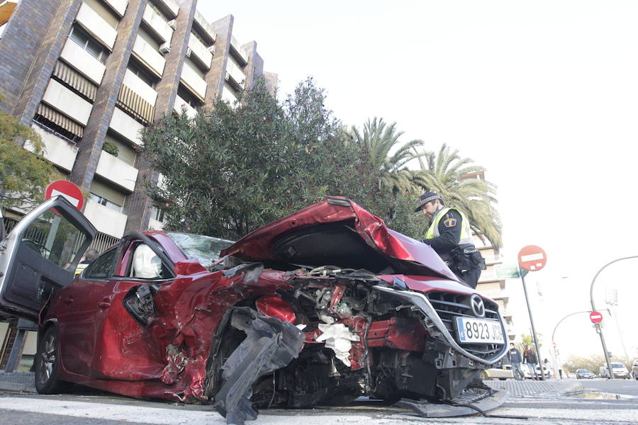 Uno de los dos conductores implicados se ha saltado un semáforo en rojo en el cruce a la altura de Decathlon