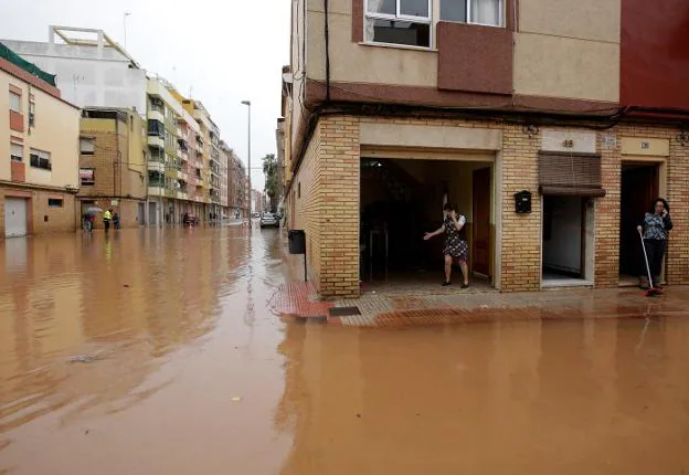 Algunas calles de Alzira amanecían llenas de agua. 