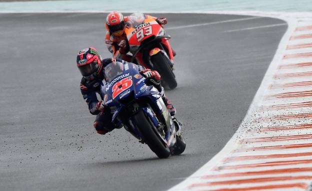 Maverick Viñales y Marc Márquez, durante la clasificación oficial del Gran Premio de la Comunitat. 