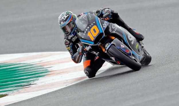 Luca Marini tumba en una curva de Cheste. 