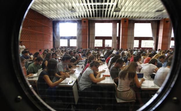 Estudiantes en un aula de la Universitat de València.