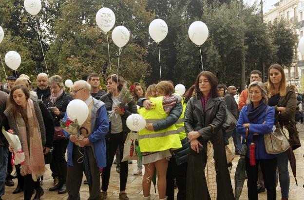 Familiares y amigos de víctimas de accidentes de tráfico, en el homenaje de ayer. 