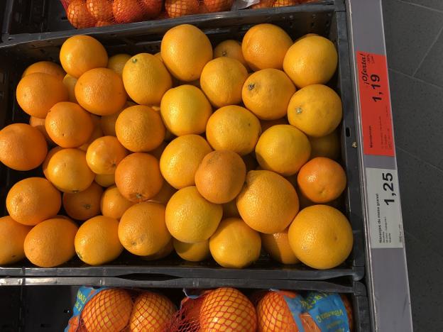 Naranjas mustias traídas del hemisferio sur y a la venta en la cuna valenciana de la naranja. 