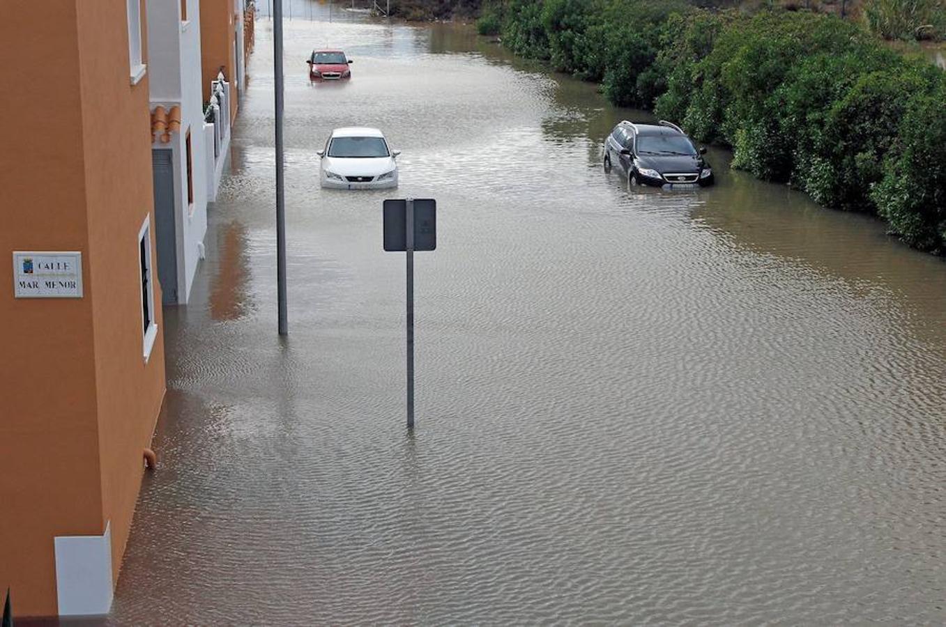 Más de 100 litros caídos esta noche en Torrevieja han provocado distintos problemas en la ciudad. 