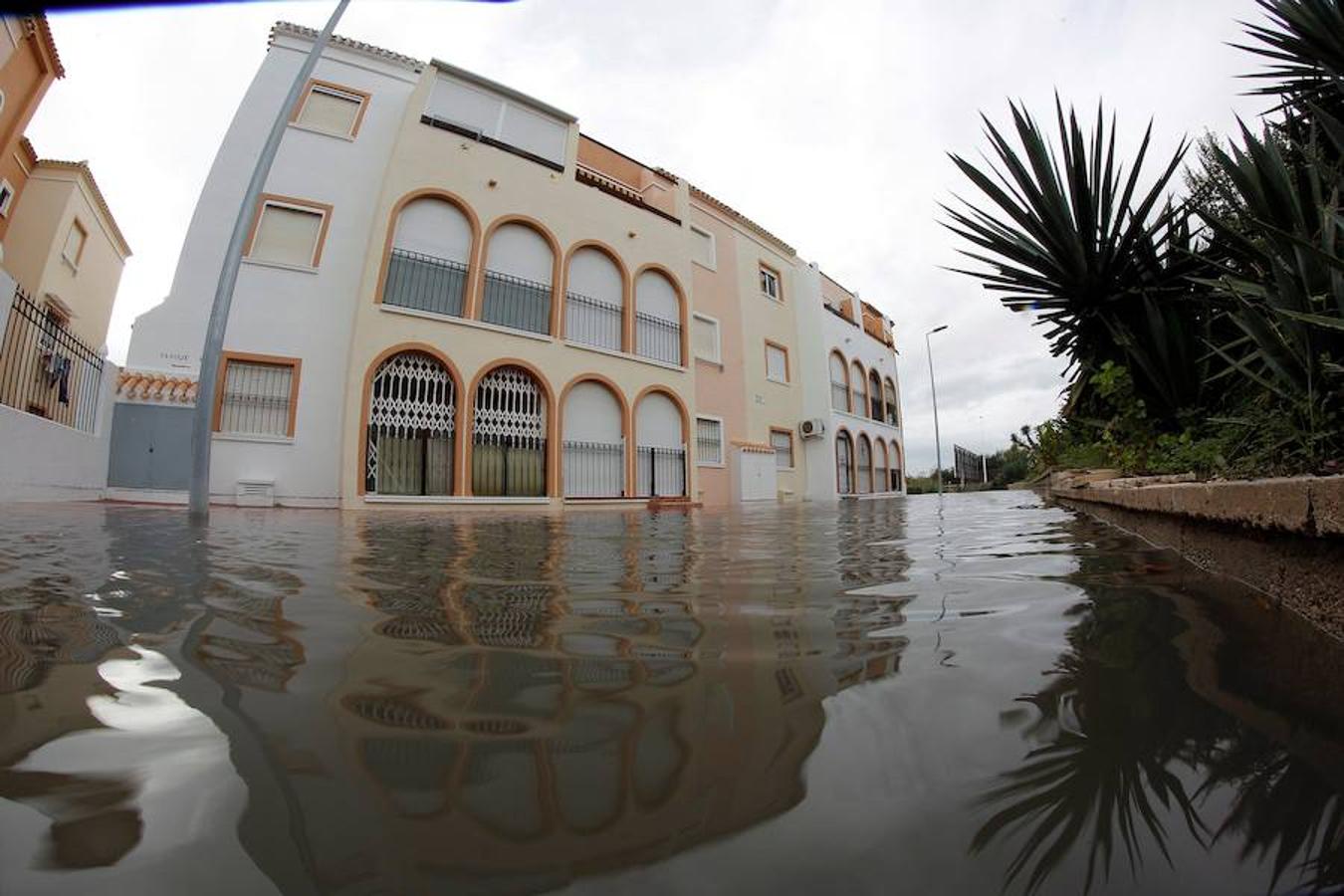 Más de 100 litros caídos esta noche en Torrevieja han provocado distintos problemas en la ciudad. 