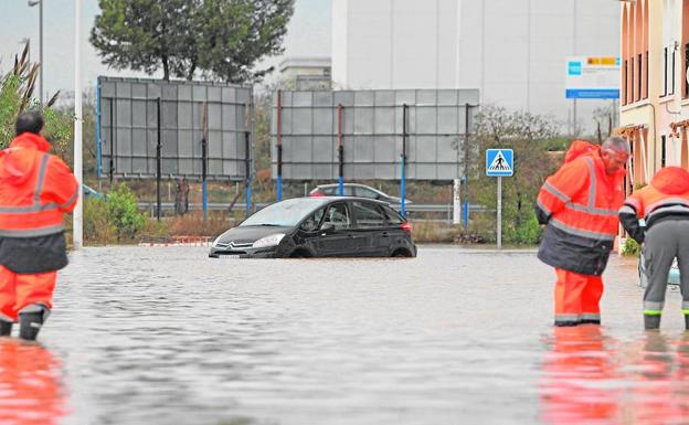 Servicios de Protección Civil en una calle inundada de Torrevieja, que hoy lunes ha sufrido inundaciones por las lluvias.