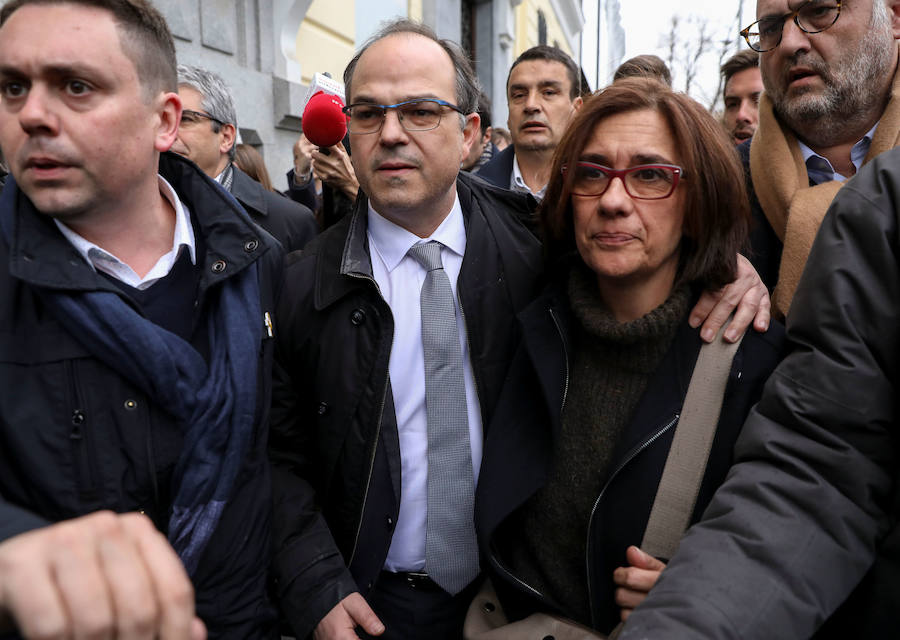 El exconseller Jordi Turull camina con su esposa Blanca Bragulat tras salir del Tribunal Supremo en Madrid.