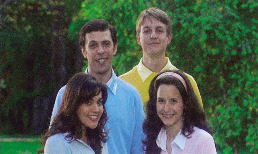 La cadena MTV lanzó una campaña sarcástica llamada 'No mires MTV' que logró gran popularidad gracias al grupo ficticio 'Los Happiness', que cantaba "Amo a Laura, pero esperaré hasta el matrimonio" como referencia conservadora. 