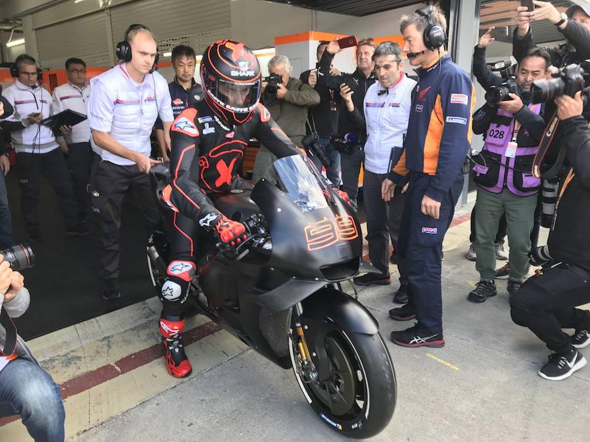 Fotos: Lorenzo ya rueda con Repsol Honda en Cheste