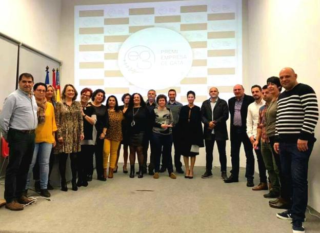 Los galardonados y el jurado del Premi Empresa de Gata. 