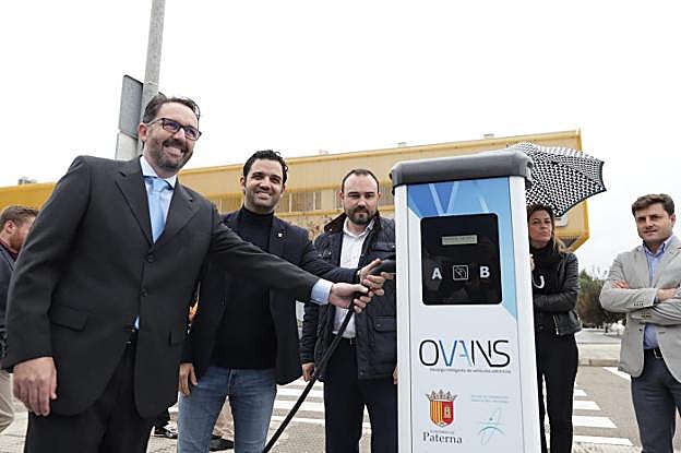 La inauguración ayer del nuevo punto de recarga, en el Parque Tecnológico. 